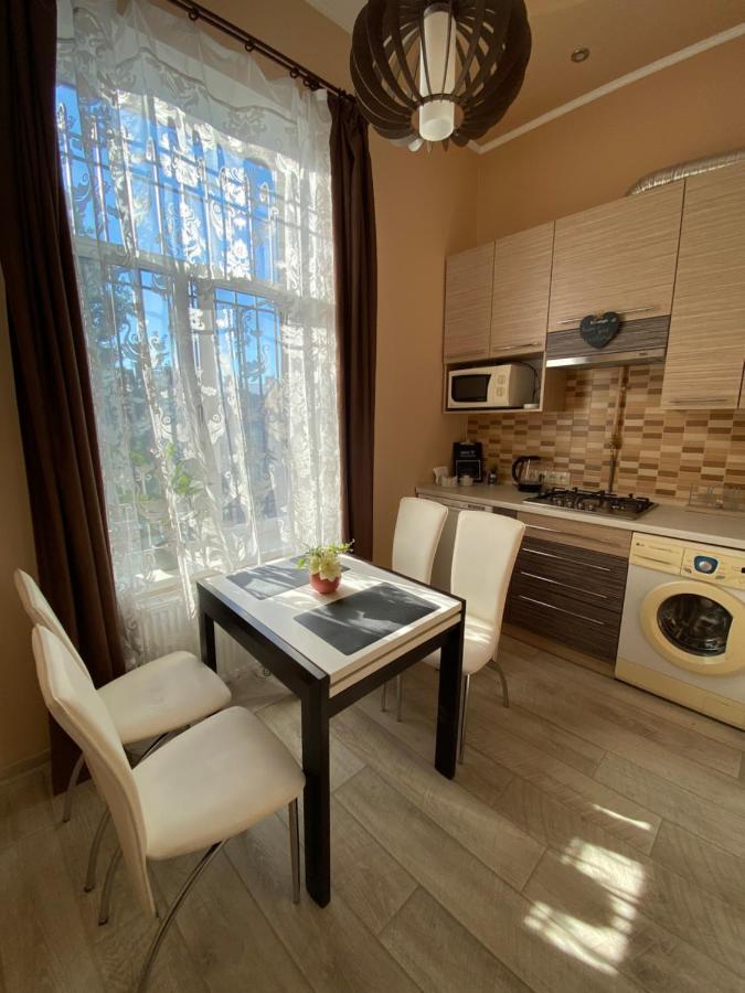Opera House Apartment Lviv Bagian luar foto